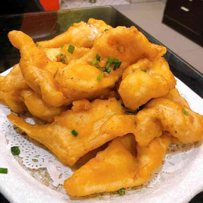 「香辣诱惑牛蛙」 牛蛙也很好吃,炸得香脆 「椒盐鱼腩」 椒盐鱼腩也