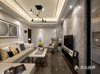 房间多初利用浅色系的木质板、黄铜以及大理石元素为主体