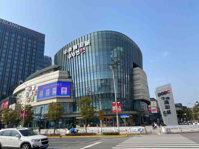 新开的商场环境没话说餐饮很多有小部分没开地理位置很好附近居民区多