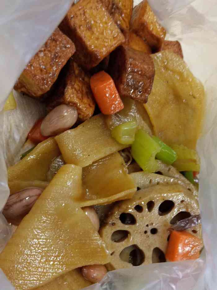 今天来吃饭,看到这有个周黑鸭,买了两个鸭翅,两个鸭胗,还有小凉菜,真