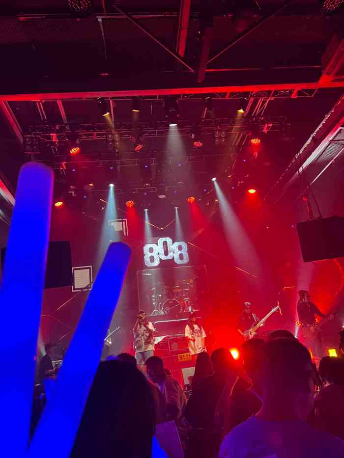 808 livehouse-"刚好周五没地方去,朋友喊着去的,下着小雨.