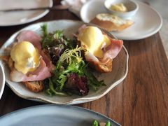 火腿班尼蛋配可颂-ROAST coffee & eatery