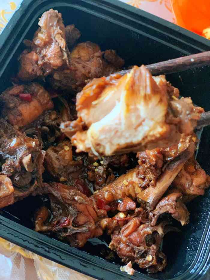 米饭很下饭啊 鸡脖挺多的 一盒三块 总之 味道不错价格偏高的麻辣鸡架