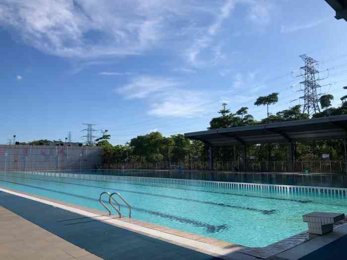 松岗体育中心-"室外池里算是相当划算的馆了!正价20/人.