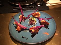 煎虾配紫薯泥薯片及姜味柠檬汁-AZUL by FUEL蓝色·法式酒馆(琶醍店)