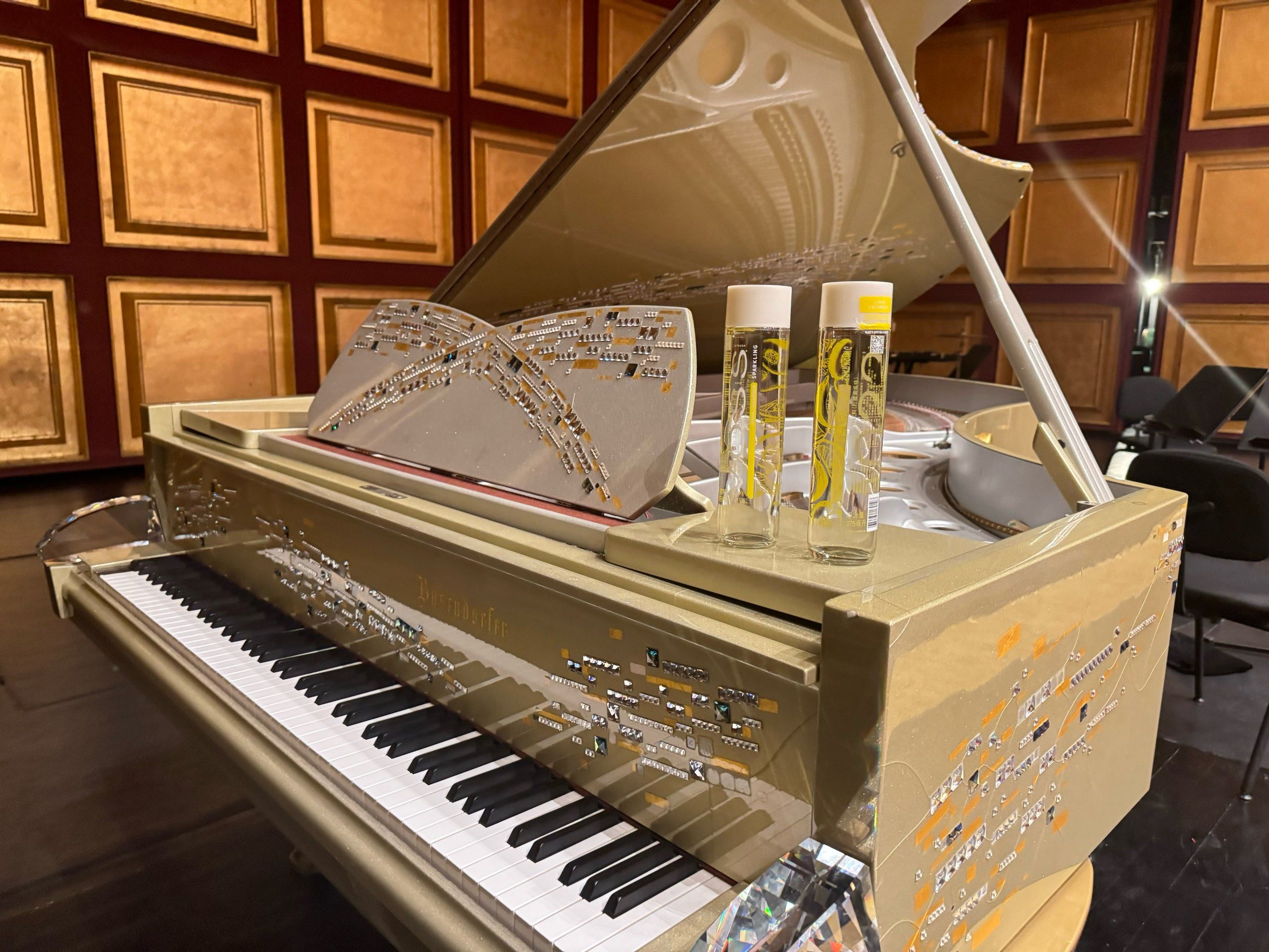 全球仅有三台的水晶钢琴