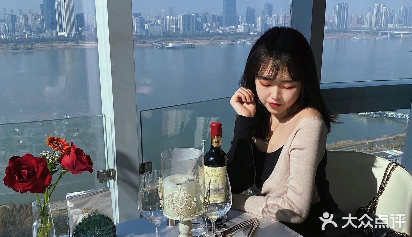 武汉这家江景法式餐厅太适合过生日了吧🍾 