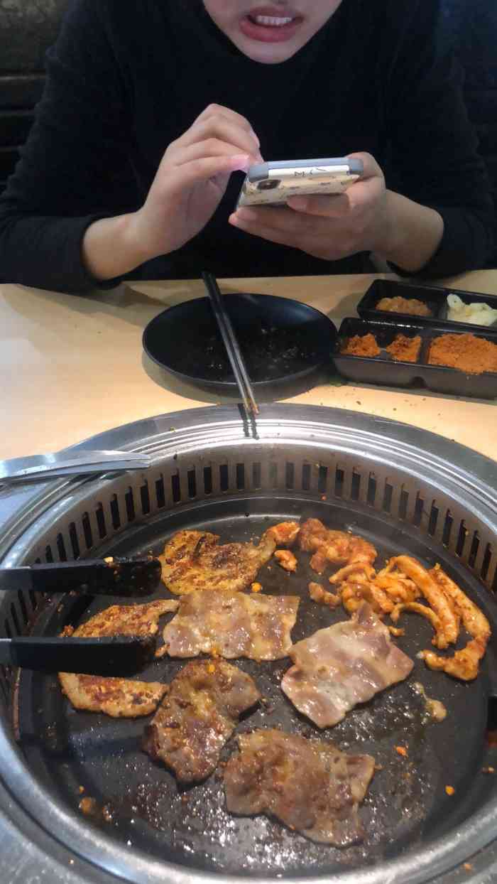 花味烤肉(河西金鹰店)-"位置:金鹰世界八层环境:有两人桌和四人.