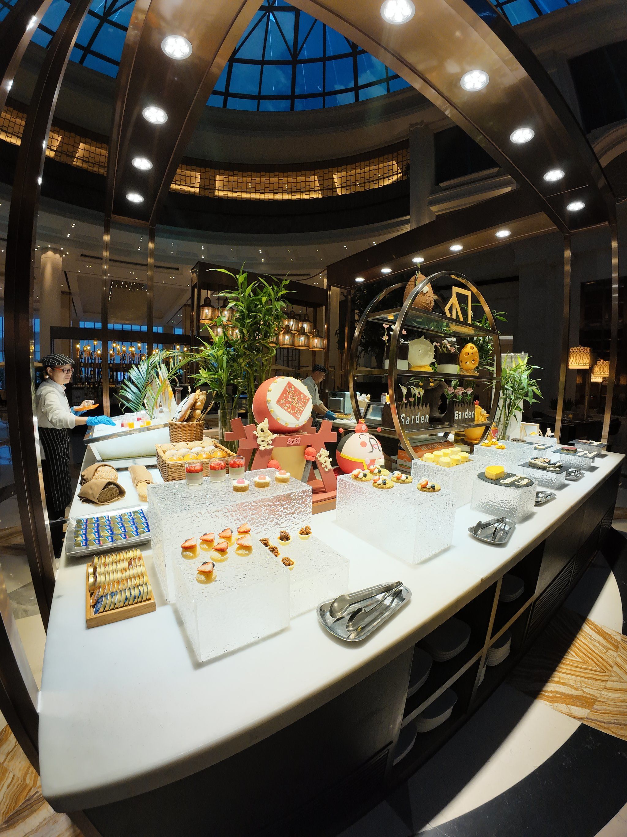 可以体验到丰盛品类的五星级酒店内自助餐厅