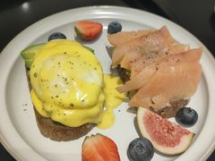 烟熏三文鱼牛油果班尼迪克-COTTON CAFE(德信·中外公寓店)