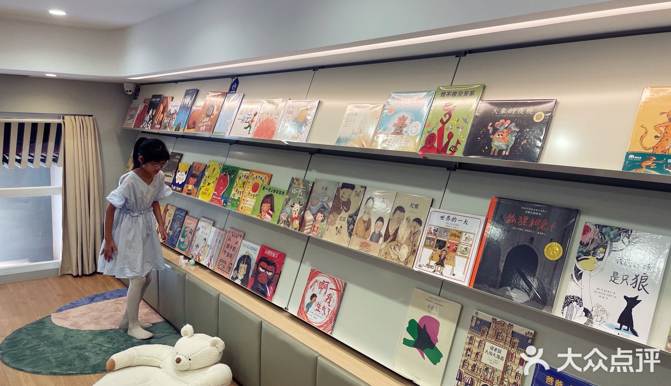 与其说是书店，不如说是精致的阅读空间