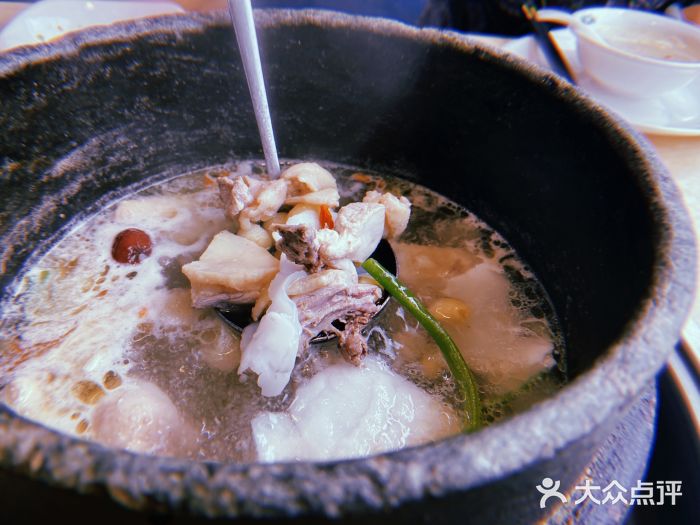 墨脱石锅椰子鸡•糟粕醋•东山羊(大东海店)墨脱石锅椰子鸡图片