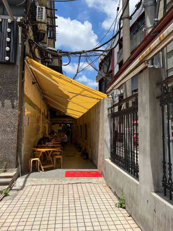 沪西老弄堂面馆(定西路店)-"从延安西路地铁口出来走好长好长的路才到