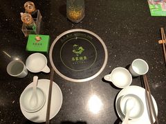 餐具摆设-马家斑.鲜鱼火锅(松湖万科店)