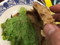 烧饼夹牛肉-西域美食蘭州拉面