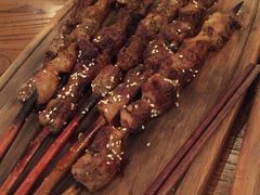 红柳羊肉串-阿里家·新疆烤肉酒場 by MIG