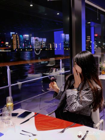 最近发现了这家由杭州祈利酒店运营的“汉宫”号游船