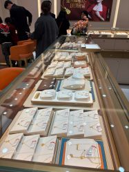 -老庙黄金(石路店)