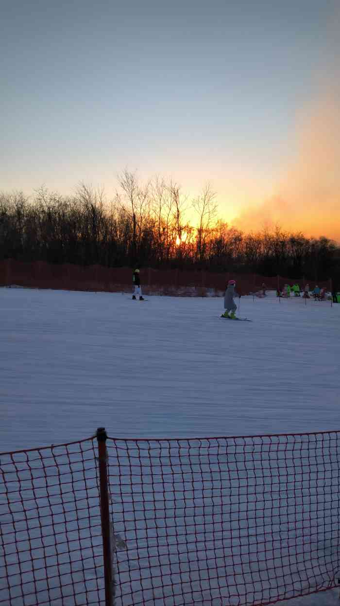 关注 打分 0665 怪坡滑雪场地处沈阳北部,里面有三个初级雪道,两个