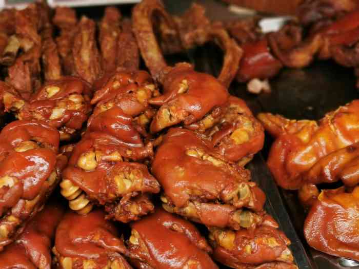 万春老卤(情人街店)-"卤菜味道确实不错,尤其喜欢其中的卤猪蹄,.