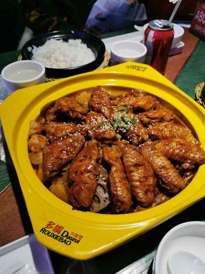 多嘴肉蟹煲(万达广场店)-"买的大众点评的双人套餐,全家福小份,甜甜.