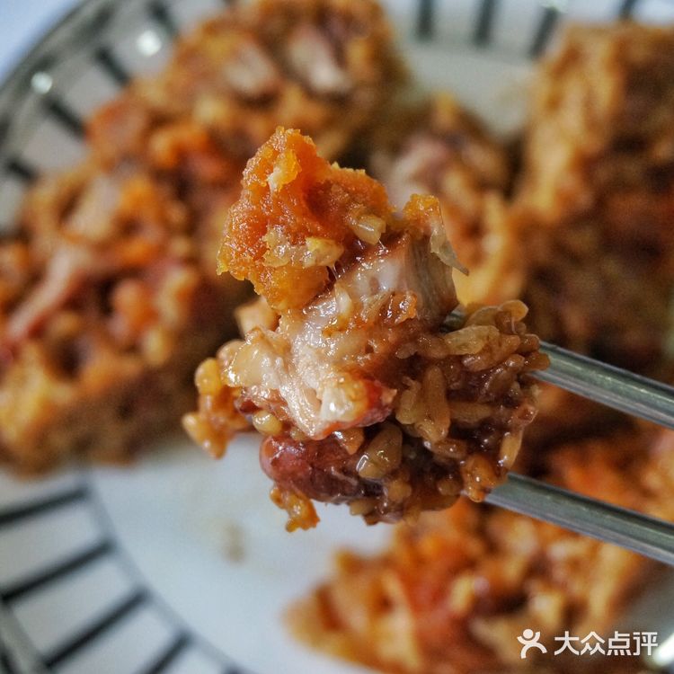 炒鸡无敌好吃的手工大肉粽，内馅简直绝了[得意]