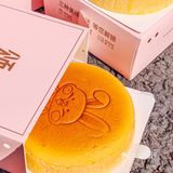 来南京路步行街 芝士蛋糕一人一个!!!