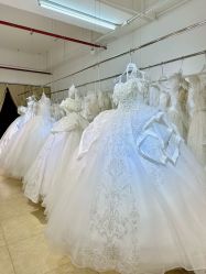 -月月婚纱礼服仓储店(王府井店)