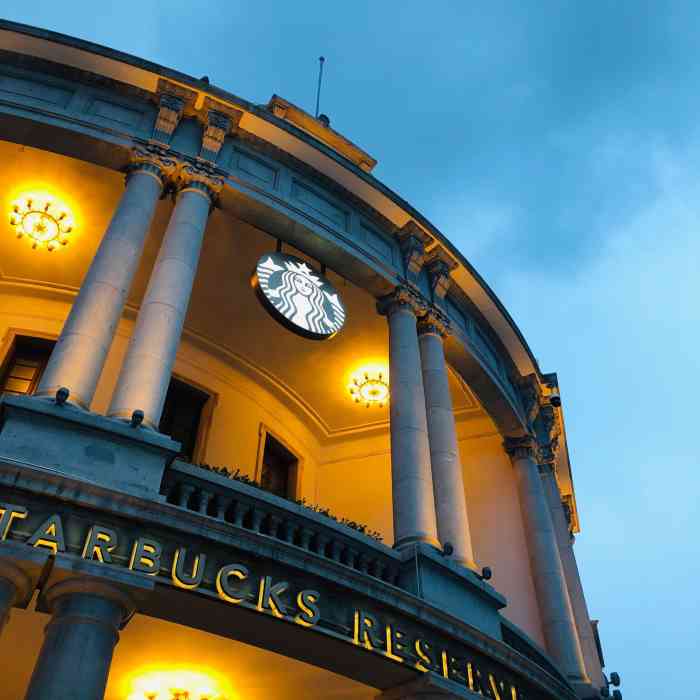 星巴克臻选(天津恒隆广场旗舰店)-"之前排队很久才能进入的店,现在不