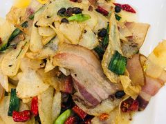 土豆腊肉回锅-石磨豆花家常菜·牦牛排土火锅