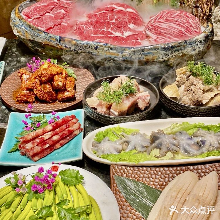 夜幕下的龙影-火锅城！