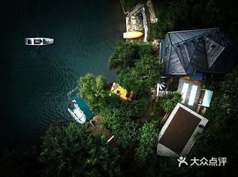 一座受船舱启发可爱的湖屋