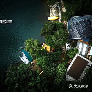 一座受船舱启发可爱的湖屋