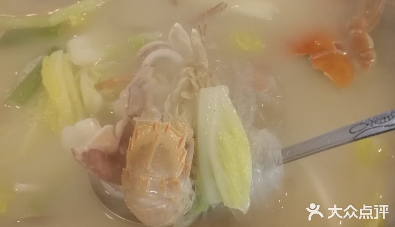 点了招牌焖蛋燕，白切羊，还有杂烩锅、海鲜锅和杂鱼锅
