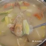 点了招牌焖蛋燕，白切羊，还有杂烩锅、海鲜锅和杂鱼锅