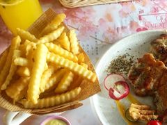 -樱花里音乐餐吧·牛扒椰子鸡(东圃店)