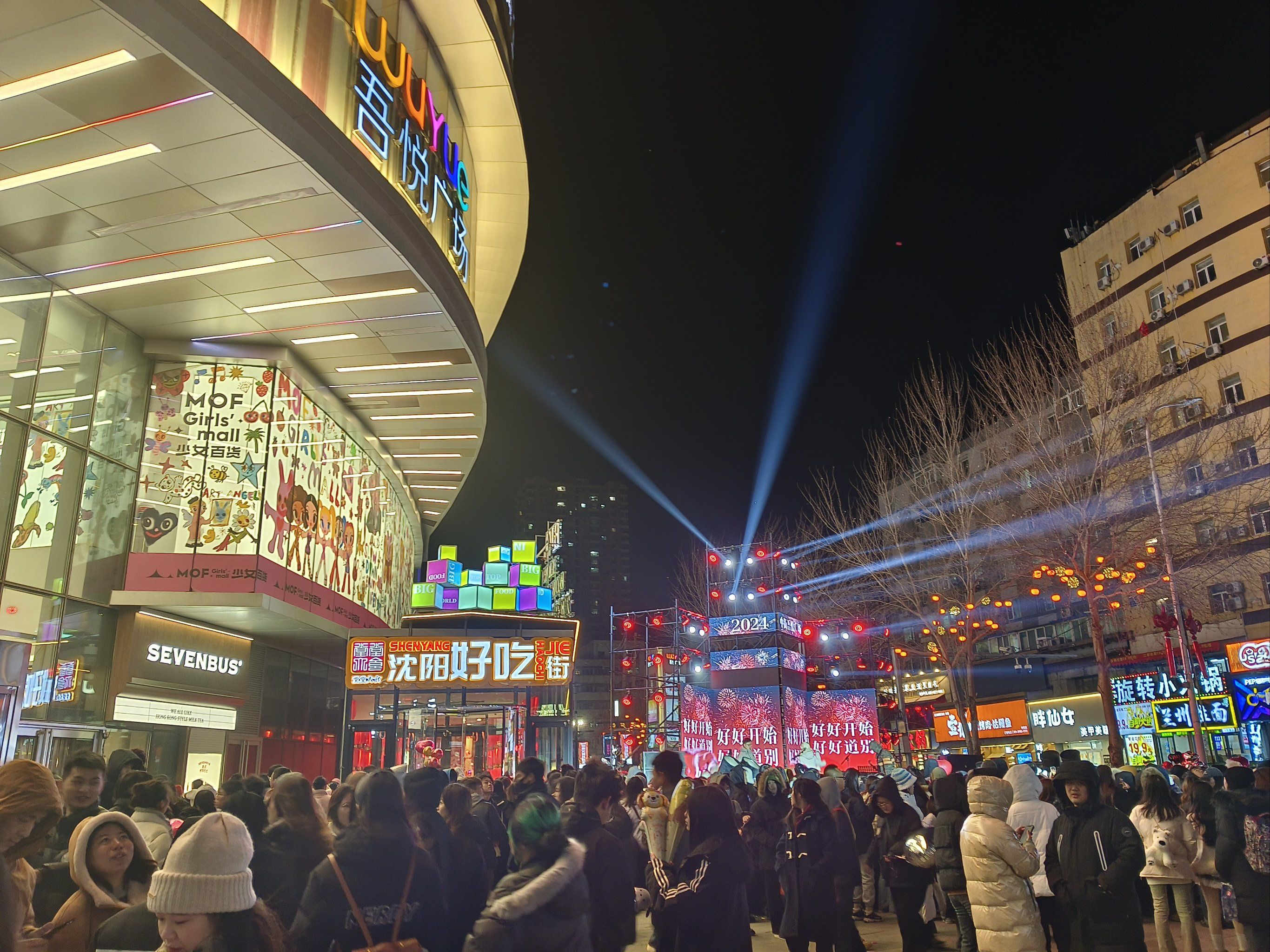 灯火辉煌的街道上,人群熙熙攘攘