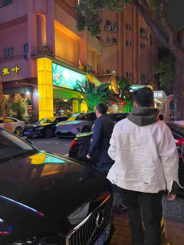 0 象拔蚌168,今天同事聚餐,从鄞州特地过来吃的,早就听说马园路的世纪