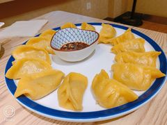 玉米油滋啦酸菜饺子-来哥菜馆·大厨烹小鲜