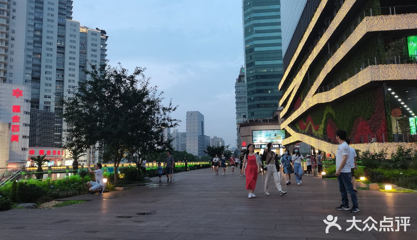 厚实的座椅供行人小憩，因此，这里可以定位为一个公园