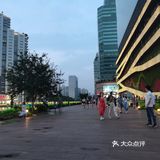 厚实的座椅供行人小憩，因此，这里可以定位为一个公园