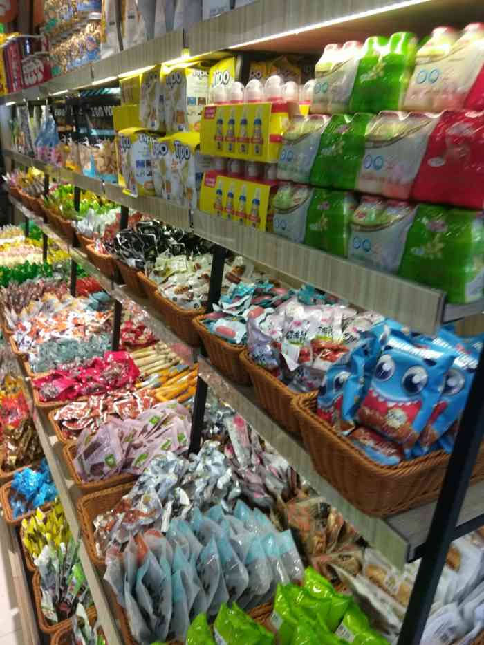 零食工坊(奥体庐山路店)-"很多分店,里面的零食不比来伊份差,性价比.