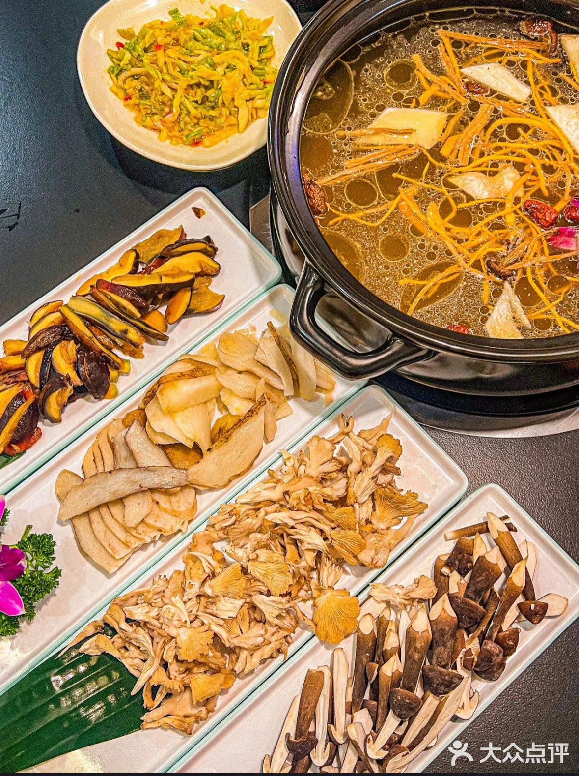 在西安吃到了野生菌火锅 店名:向云滇菌子土鸡汤锅