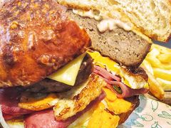 双蛋指椒牛肉汉堡-魏斯理汉堡(西安沣东吾悦店)