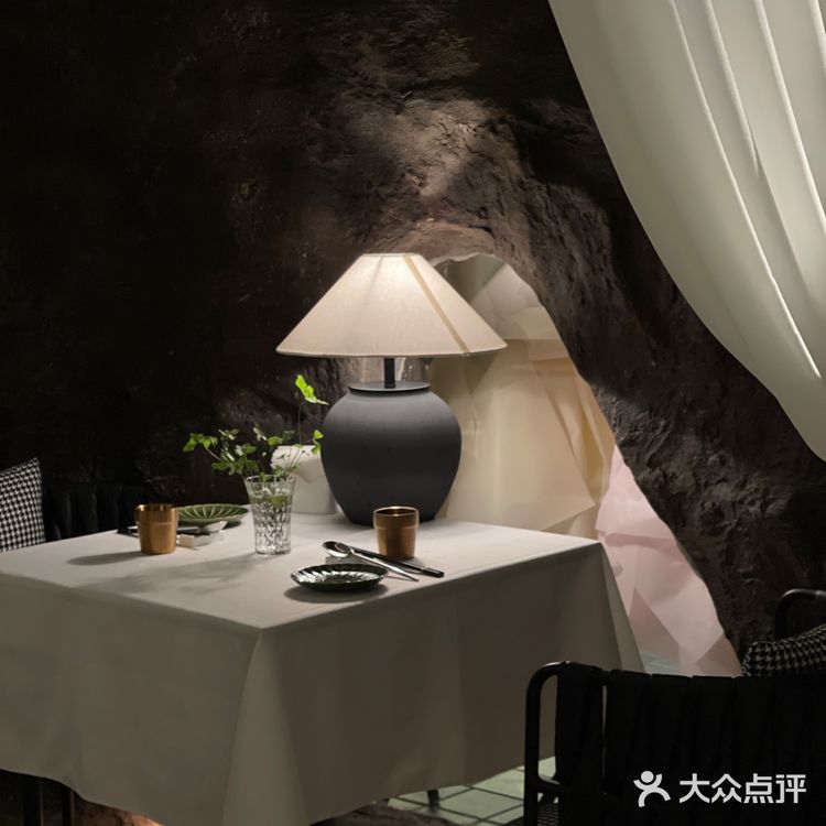 西安最高级的韩餐！溶洞风韩料氛围感jue了