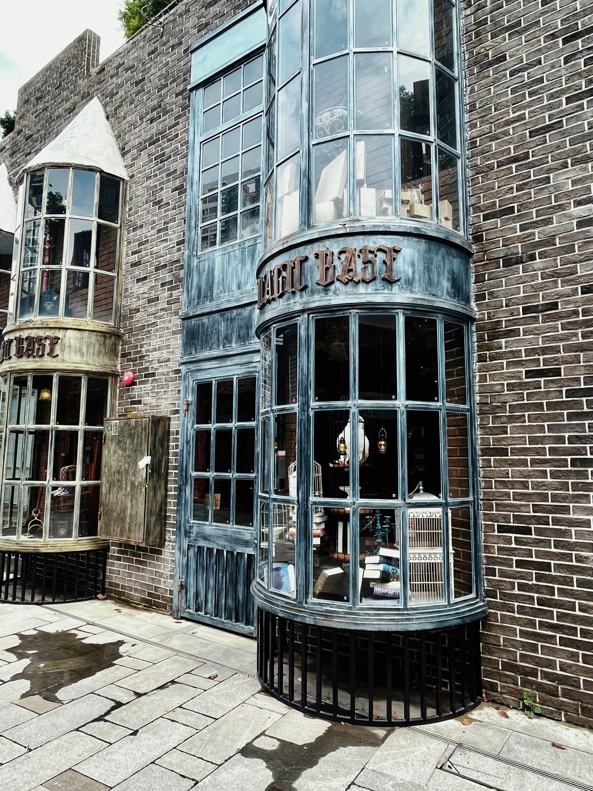 n这家餐厅的主题装修,从外到内都是哈利波特霍格沃茨学院的风格