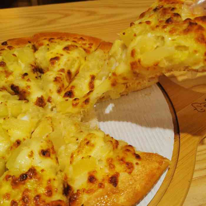 十寸大榴莲披萨,面皮比牛男的厚点,马来西亚采购的榴莲,还没出炉