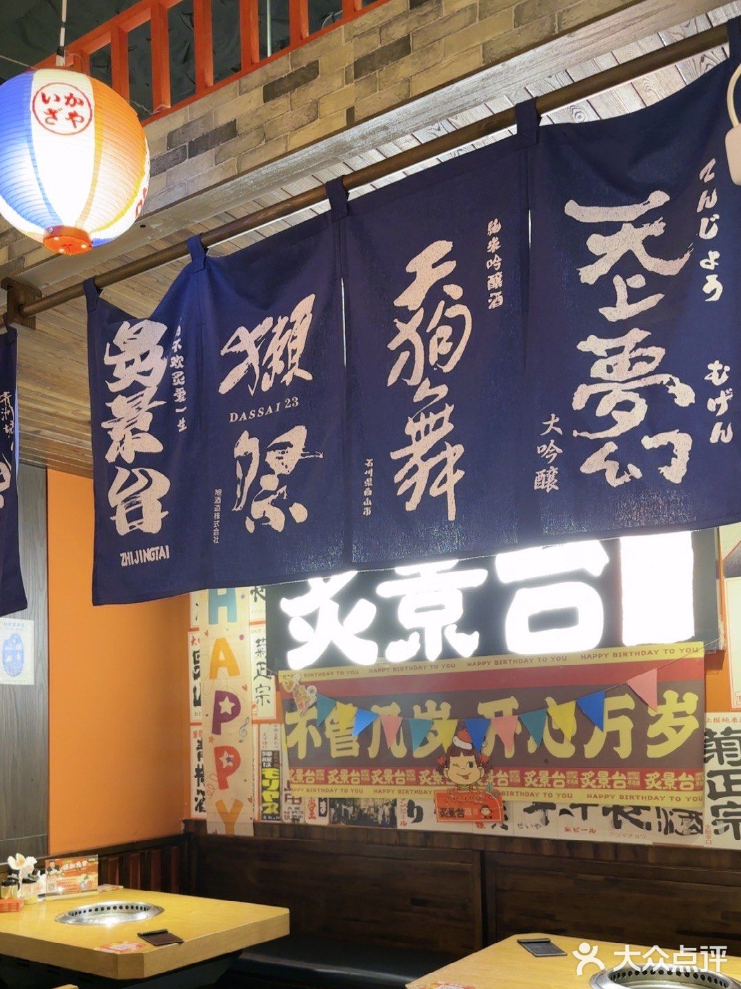 大魔方就挨着心岛地铁9号线，进到商场
