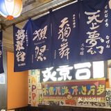 大魔方就挨着心岛地铁9号线，进到商场