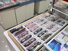 -美式眼镜·授权蔡司.依视路.尼康.豪雅.明月(人民广场店)